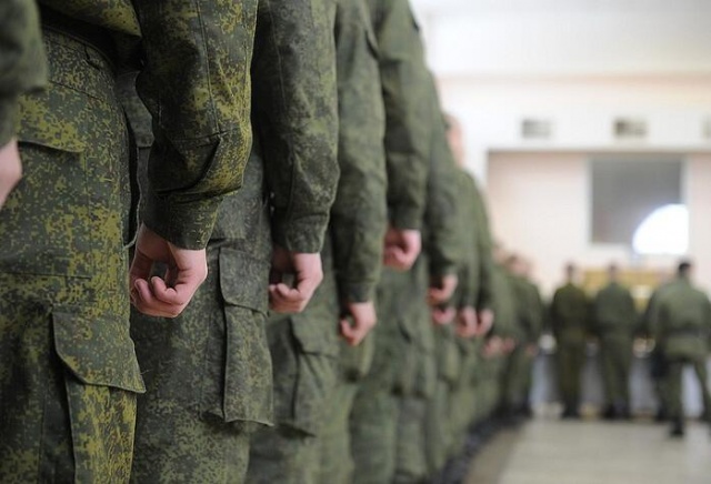 Законопроект о круглогодичном призыве на службу внесли в Госдуму