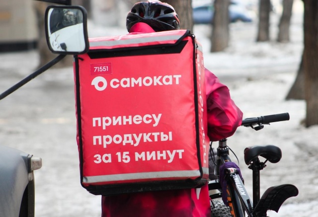Курьерам «Самоката» запретили ездить на велосипедах возле одного из домов в центре Красноярска