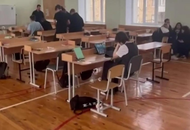 Учеников красноярского лицея посадили за парты в спортзале