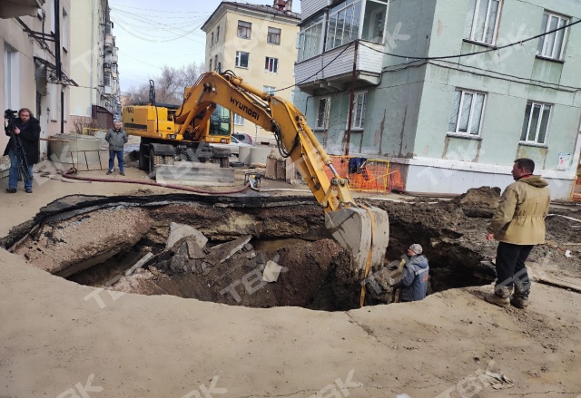 Яма с три камаза: асфальт провалился у многоэтажки в Железногорске 