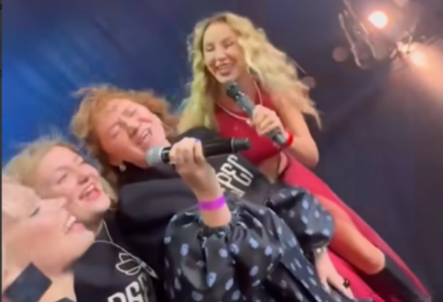 Анна Асти пригласила красноярскую группу «Оберег» на сцену во время концерта