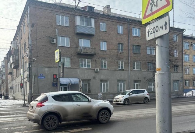 Наледь с крыши упала на 17-летнюю красноярку: девушка получила травмы