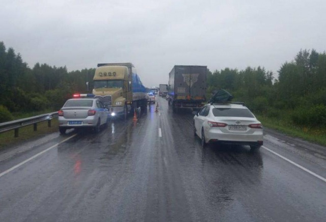 В Рыбинском районе столкнулись два грузовика: водитель одного погиб