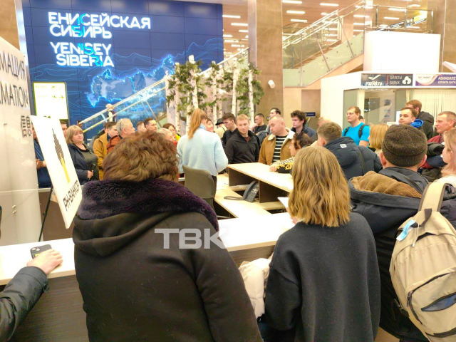 В аэропорту Красноярска задержали несколько рейсов: пассажиры одного из них прождали почти сутки