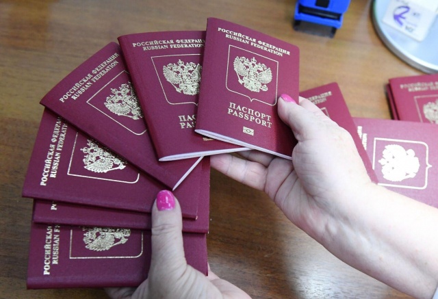 В Госдуме одобрили закон, по которому призывники должны сдавать загранпаспорта