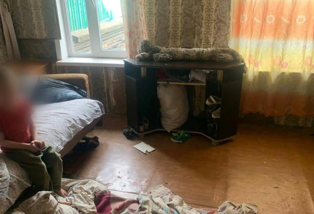 Коленями на сухой горох: многодетную мать из Красноярска наказали за жестокие методы воспитания 