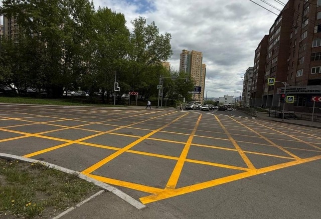 Разметка «вафельница» появилась на одном из перекрестков на Взлетке