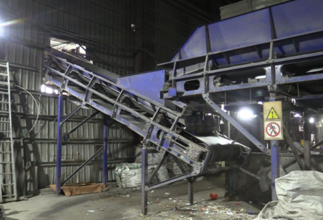 Работнику оторвало руку на мусороперерабатывающем заводе в Красноярске