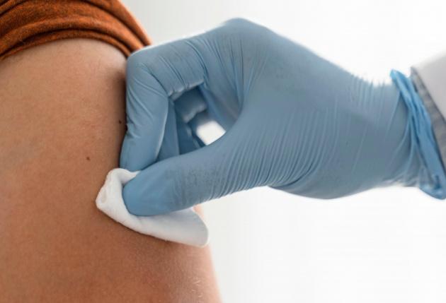 Первый пациент получил отечественную вакцину от рака в России