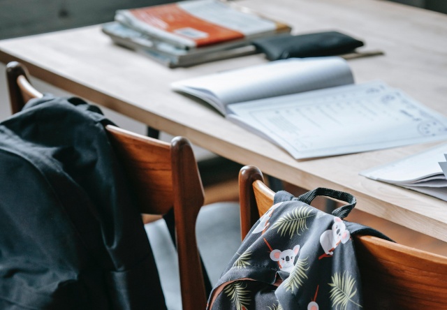 Учеников нескольких красноярских школ посадили на карантин: в чем причина