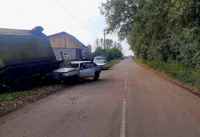 В Курагинском районе пьяный водитель врезался в тракторный прицеп: пострадал подросток