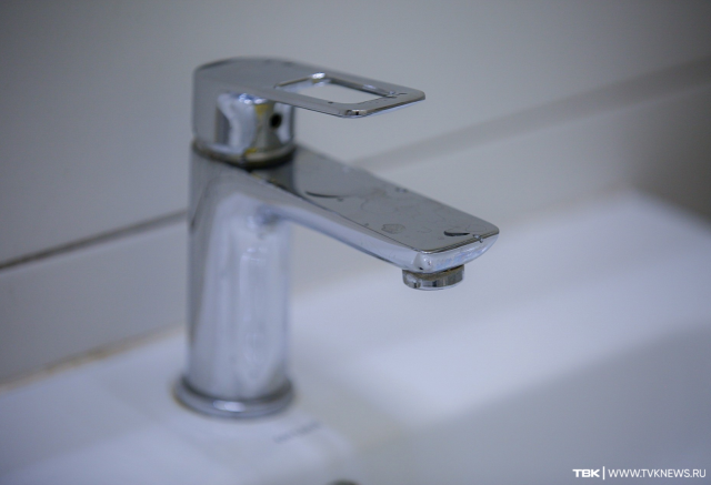 Жители красноярских «Белых Рос» практически сутки живут без воды