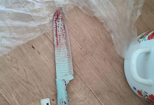 Мужчина зарезал знакомого во время застолья в городе Назарово