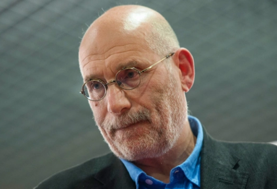 Бориса Акунина внесли в перечень террористов и экстремистов и обвинили по двум уголовным статьям