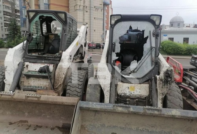 Бросали куски брусчатки: вандалы разгромили спецтехнику и окна зданий в центре Красноярска