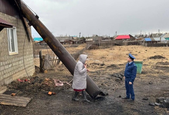 Кочегара убило обломком трубы во время урагана в Абанском районе Кочегара убило обломком трубы во время урагана в Абанском районе