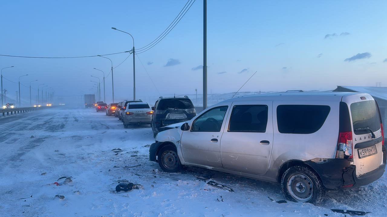 12 машин столкнулись на трассе в красноярский аэропорт