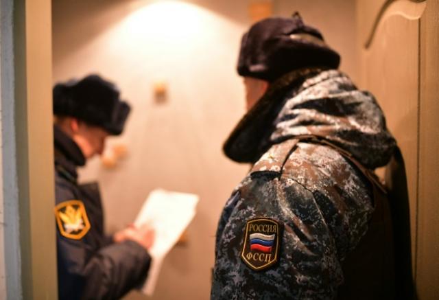 Должник два часа прятался под кроватью от приставов в Красноярске 