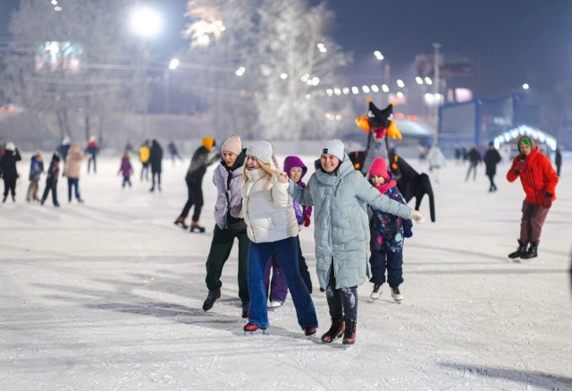 Стала известна дата открытия катка на острове Татышев в Красноярске: его заливали больше месяца