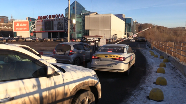 «Стояний в пробках и без этого хватает»: красноярцы оставили десятки негативных отзывов о платной парковке у «Комсомолла»