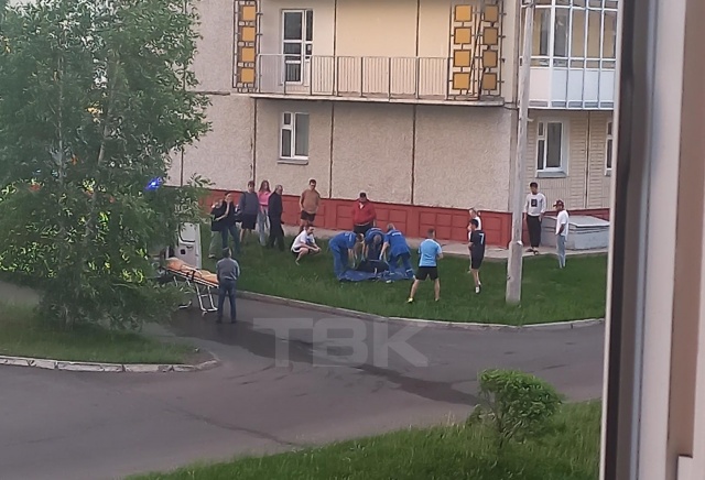 Студенка выпала из окна общежития в Красноярске и выжила