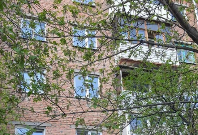 Ребенок выпал из окна 4 этажа в Красноярске Ребенок выпал из окна 4 этажа в Красноярске