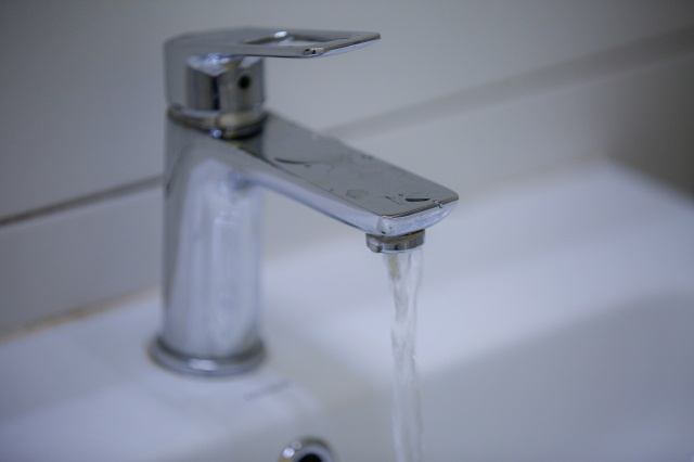 «Бежит чуть теплая»: в Роспотребнадзоре рассказали, какой температуры должна быть горячая вода в кране