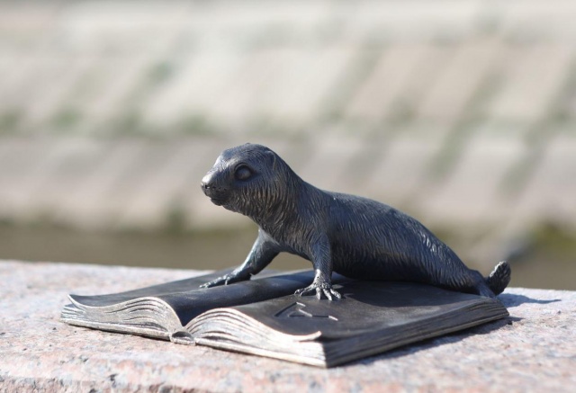 В Красноярске установили восьмого бронзового суслика: его назвали Афоней