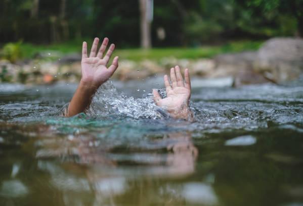Красноярец утонул на глазах отдыхающих на озере Мясокомбинат