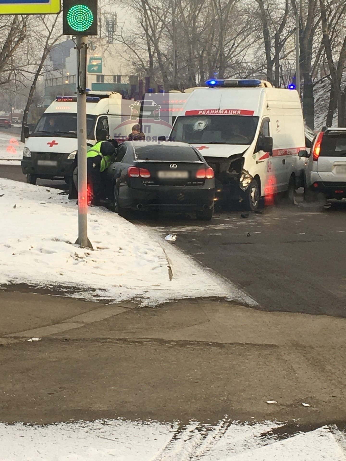 Авария с машиной скорой помощи произошла в Красноярске: она ехала по  встречной полосе