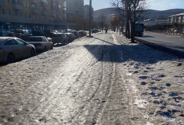 Что делать, если во дворе не убирают снег и лед? Памятка для красноярцев