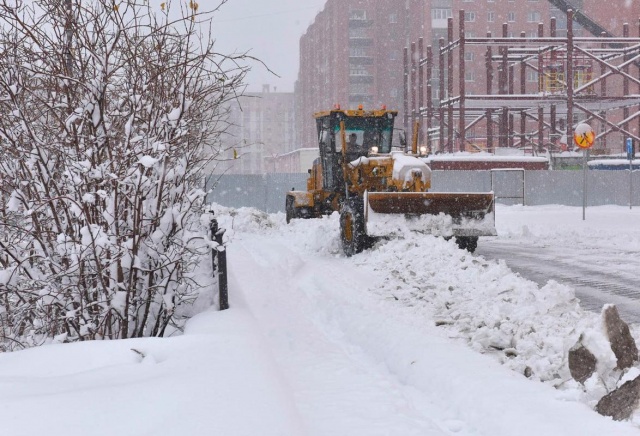 В Норильске выпал снег: дети лепят снеговиков, а город встал в пробки