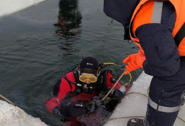Двое мужчин провалились под лед в Красноярском крае и погибли: еще одного ищут спасатели
