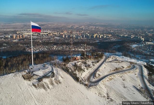 Для флагштока на Николаевской сопке в Красноярске закажут очередную партию триколоров на 2 млн рублей