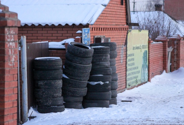 До 5 тысяч рублей штрафа: красноярцам напомнили, куда сдавать старые шины