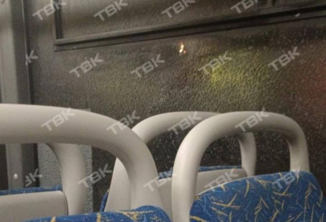 «Отверстие видно на окне, всё стекло пошло паутиной»: автобус с пассажирами обстреляли в Красноярске