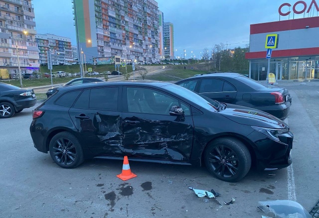 Пьяный подросток повредил 10 машин на парковке в красноярском Солнечном