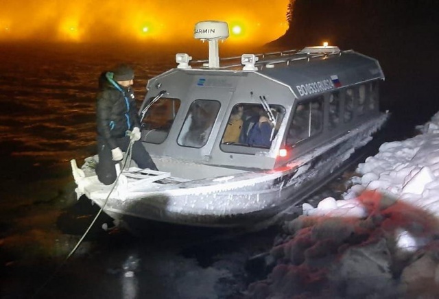 «До плотины оставалось 1,5 км»: сломанную лодку с 5 людьми вытащили спасатели на Красноярском море