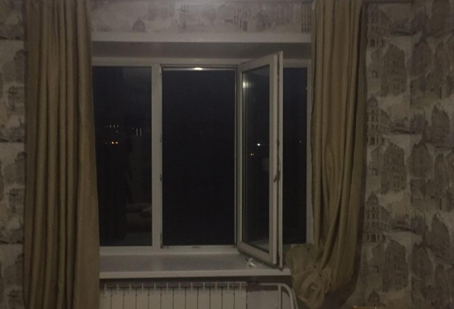 В Красноярске ребенок выпал с высоты 5 этажа: до этого соседи не раз видели малыша в открытом окне