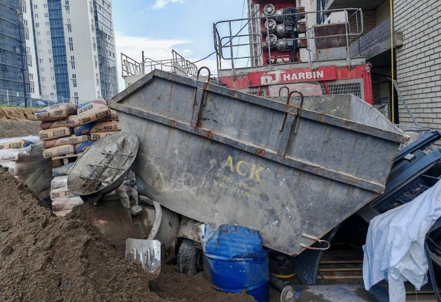 В Красноярске люлька со строительным мусором сорвалась с 17 этажа и насмерть задавила рабочего