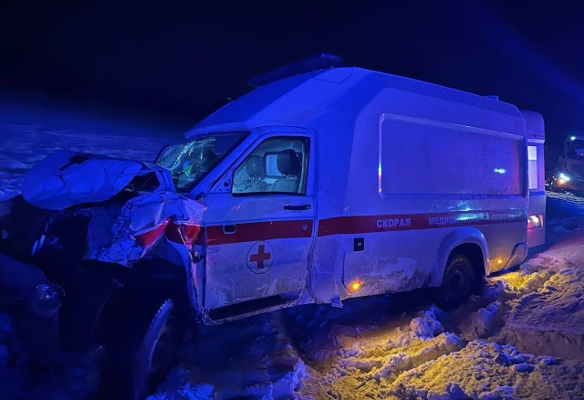 Иномарка влетела в «скорую помощь» на трассе в Рыбинском районе: есть погибший