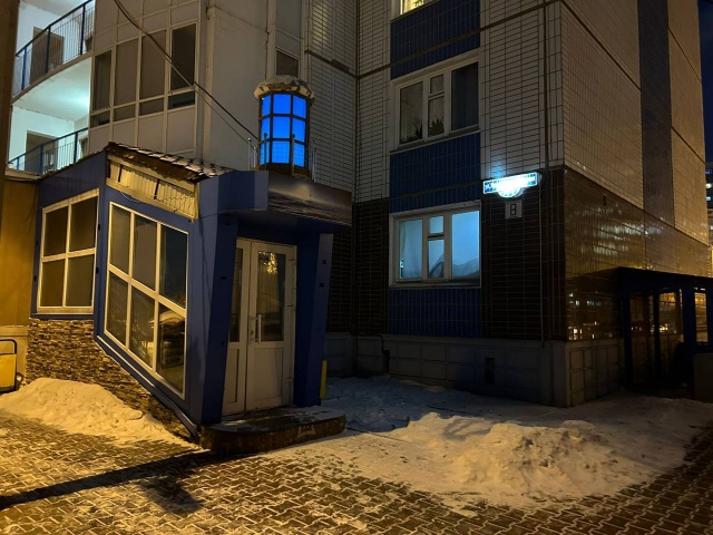На правобережье Красноярска закрыли хостел с «таинственным маяком» для бездомных: постояльцы донимали соседей