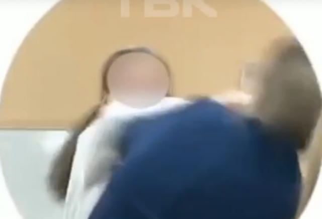 Драка между учителем и 6-классницей началась из-за того, что девочка курила электронную сигарету в классе