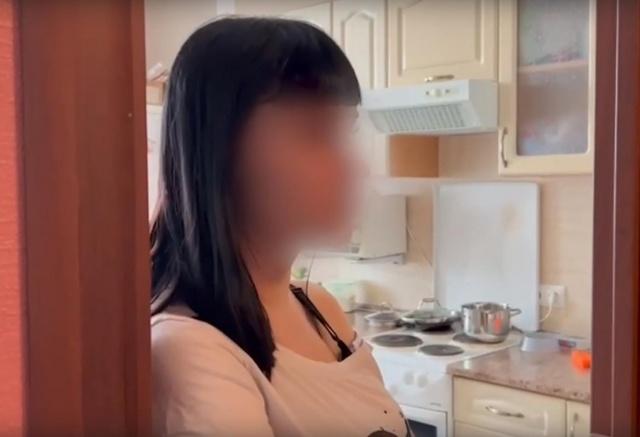 Двое маленьких детей, живут на пособия: что известно о семье, где мать оскорбляла сына-инвалида