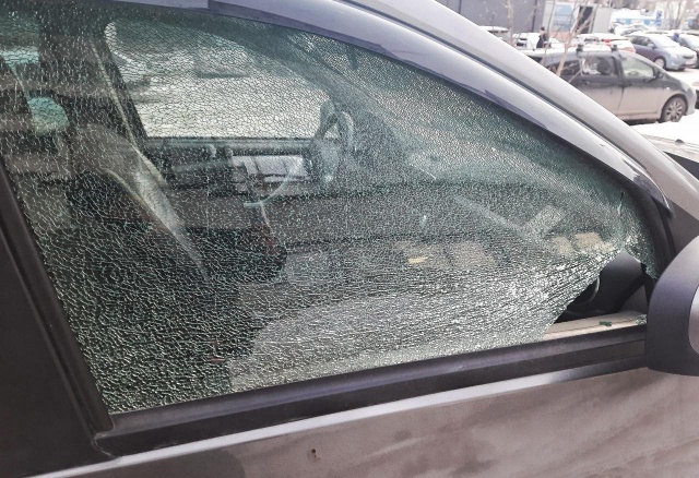 Неизвестные обстреляли 2 машины из пневматического оружия в Красноярске