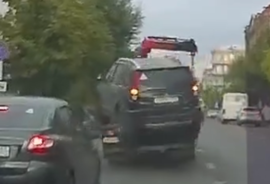 В центре Красноярска автомобиль слетел с эвакуатора и въехал в историческое здание