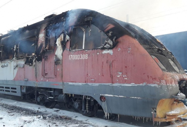 Рельсовый автобус загорелся на железнодорожном вокзале в Красноярске