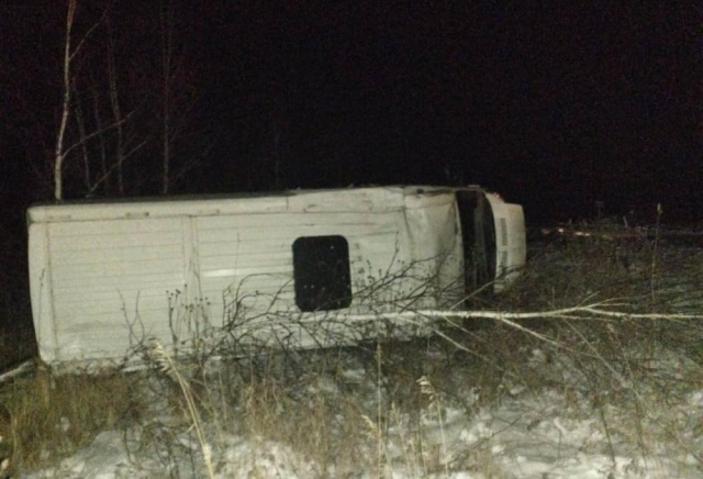 3 человека пострадали в аварии с перевернутым автобусом на трассе «Назарово – Шарыпово»