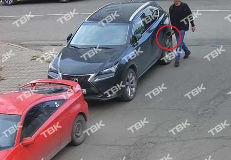 «Он это делает с каким-то наслаждением»: в Красноярске неизвестный портит колеса темным иномаркам