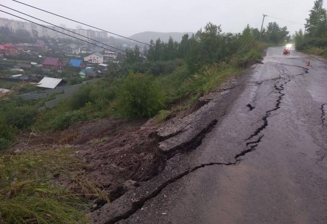 В Ленинском районе Красноярска перекрыли дорогу из-за размыва склона